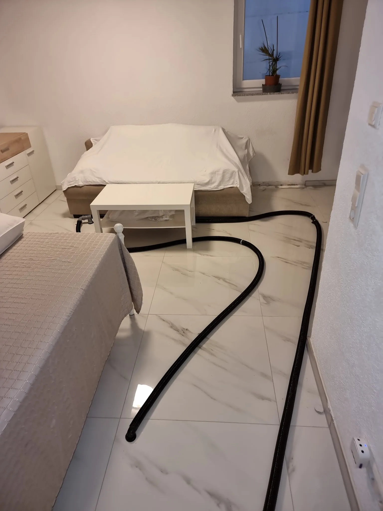 Trocknungsgerät in einem Schlafzimmer